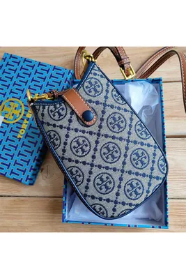 Carryall bag: The Gemini Link Tote by Tory Burch is the perfect everyday...  | Tory burch tote, Tory burch, Tote outfit