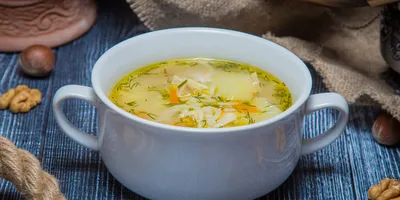Простой куриный суп с лапшой - Лайфхакер
