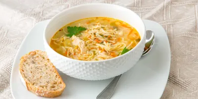 Суп с копчёной курицей и лапшой: рецепт - Лайфхакер