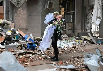 Фото свадьбы волонтеров на фоне руин в Харькове вошло в топ The Guardian