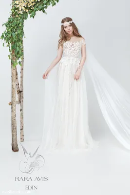Девушка в шикарном длинном платье сидит на полу Белое свадебное платье на  теле невесты Прекрасное световое платье с длинной камер Стоковое  Изображение - изображение насчитывающей красивейшее, повелительница:  156778145