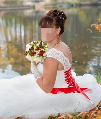 Недорогое свадебное платье с красным бантом