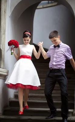 Свадебные платья с красными элементами - эффектные акценты | Petticoat  kleid hochzeit, Kleid standesamt braut, Kleider hochzeit