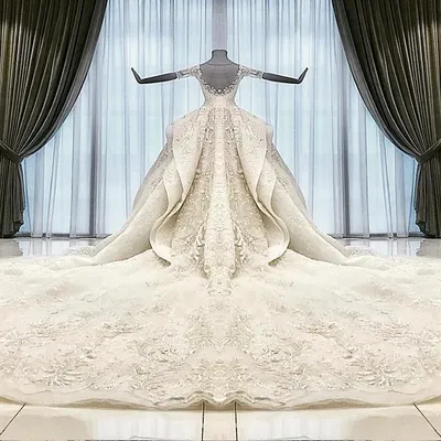 Дизайнер из Дубая создает эксклюзивные платья для VIP-свадеб