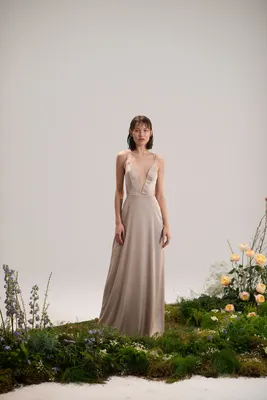 Современные дизайнеры делают свой выбор в пользу свадебных шёлковых платьев