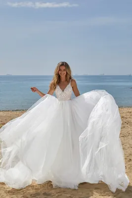 Сияющее свадебное платье с прозрачной юбкой купить в Москве