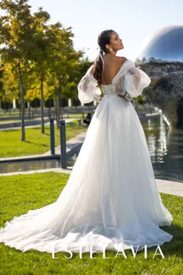 Свадебное платье с открытыми плечами сверкающим корсетом и пышной юбкой в  Хабаровске