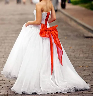 НОвое свадебное платье с декоративным красным поясом.: цена 880 грн -  купить Свадебная одежда на ИЗИ | Николаев