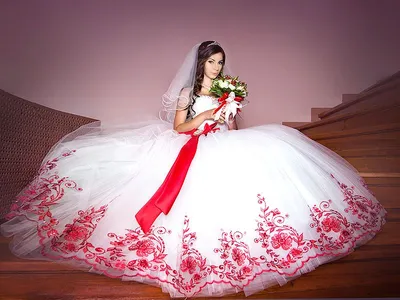 Свадебное платье с красной вышивкой. Свадебное платье с красным поясом | Красные  свадебные платья, Свадебные платья, Платья