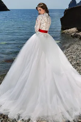 Свадебные платья с красными элементами - эффектные акценты | Petticoat  kleid hochzeit, Kleid standesamt braut, Kleider hochzeit