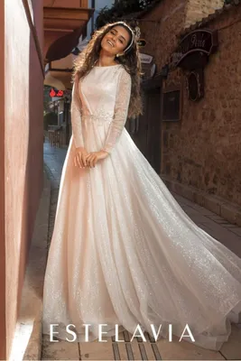Свадебное закрытое глиттерное платье с кружевами с длинным рукавом и  шлейфом в Хабаровске