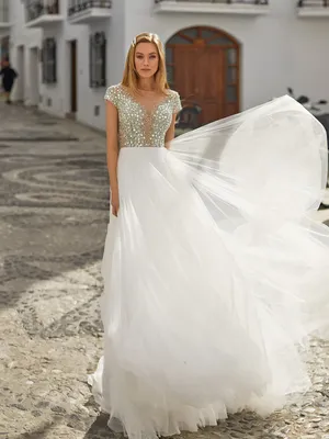 Свадебное платье расшитое стразами с короткими рукавами Essential Tomirise  32461 | Купить свадебное платье в салоне Валенсия (Москва)