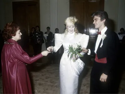 Свадебная мода в СССР: как советским невестам удавалось хорошо выглядеть  даже во время дефицита | MARIECLAIRE