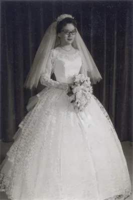 Свадебная мода в СССР: как советским невестам удавалось хорошо выглядеть  даже во время дефицита | MARIECLAIRE