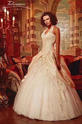 В рюшах и кружевах: стала известна стоимость свадебного платья 54-летней  Булановой