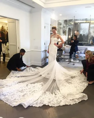 Свадебные платья с декорированным шлейфом - тренд 2017 года