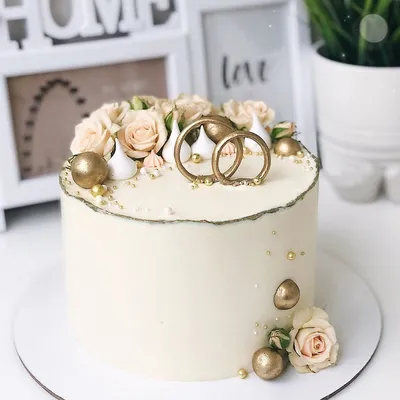 ТОРТЫ🧁Нижний Новгород в Instagram: «Тортик на золотую свадьбу✨👏 Внутри  воздушный миндаль… | Маленькие свадебные торты, Свадебные капкейки,  Свадебный торт простой