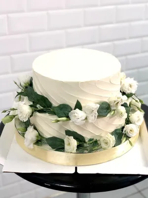 Свадебный торт 2021 с декором из цветов - купить на заказ с фото в Москве