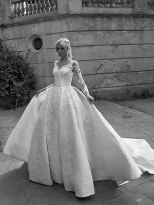 Купить пышное кружевное свадебное платье с рукавами в Москве, расшитое