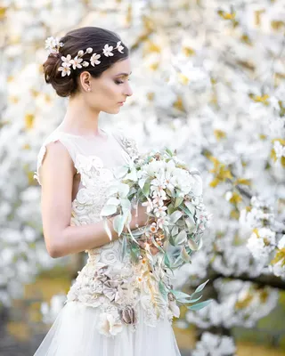 Свадебные прически с цветами: ТОП-5 необычных идей для вдохновения. -  eventforme.ru