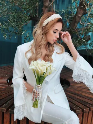 Свадебные брючные костюмы для невесты - 20 примеров | Wedding pantsuit,  Rehearsal dinner outfits, Designer wedding dresses