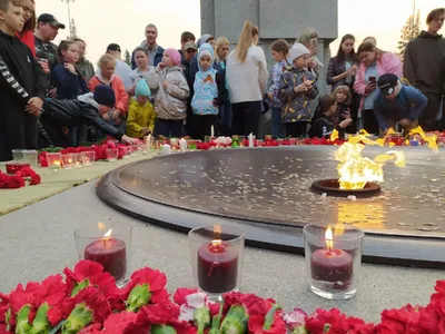 Акция «Свеча памяти» проходит на Монументе Славы в Новосибирске 8 мая