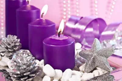 Фиолетовые свечи в кругу серебряных украшений - обои на рабочий стол