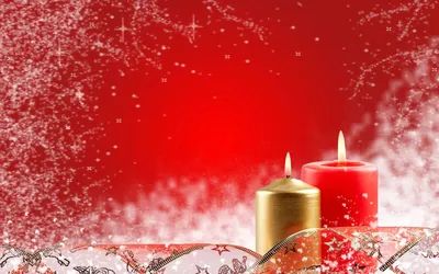 Новогодние свечи на красном фоне - обои на рабочий стол