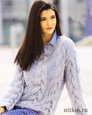 Женский свитер с косами вязаный спицами