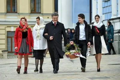 Порошенко прокомментировал скандальное фото с сыном в футболке \"Russia\" —  Политика