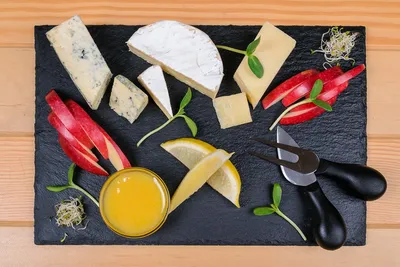 🧀🍷Вино и сыр прекрасны в сочетании и очень гармонично дополняют друг  друга. Вот наше изысканное \"Сырное плато\" из качотты с пажитником, п… |  Instagram