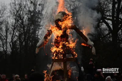 Фото дня: чучело зимы сожгли на Масленицу в Нижнем Новгороде | 14.03.2021 |  Нижний Новгород - БезФормата