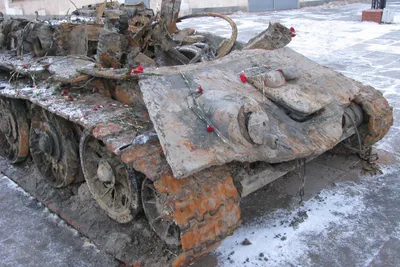 Остов танка Т-34-76 у музея в Волгограде | Пикабу