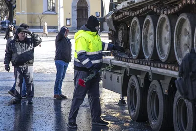 ФОТО | У российского танка в Таллинне дежурит охранная фирма: к нему кладут  цветы с георгиевскими лентами - Delfi RUS