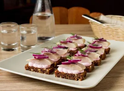 Рецепт тартинок с сельдью и сметанным соусом с хреном с фото пошагово на  Вкусном Блоге