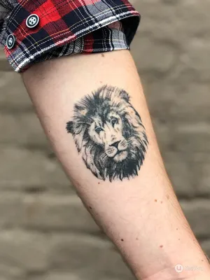 Тату льва на плече парня — KissMyTattoo.ru