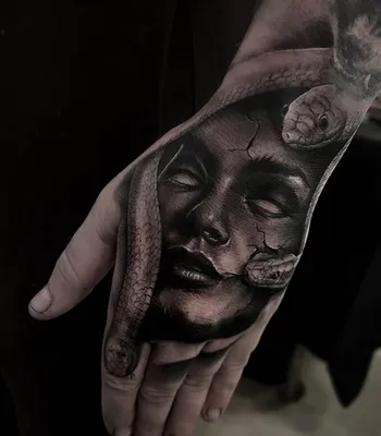 Татуировка мужская графика на боку Горгона Медуза - мастер Мария Котова  5493 | Art of Pain