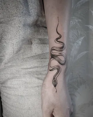 Эскиз тату с изображением Змея в стиле минимализм на сайте theYou