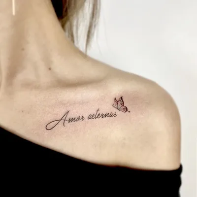 Надпись Amor aeternus, тату на ключице у девушки - фото татуировок