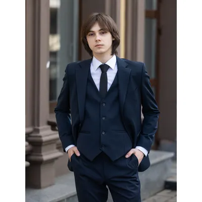 Dark blue suit with a black shirt for the evening man. Темно-синий костюм с  черной рубашкой на вечер мужчине.