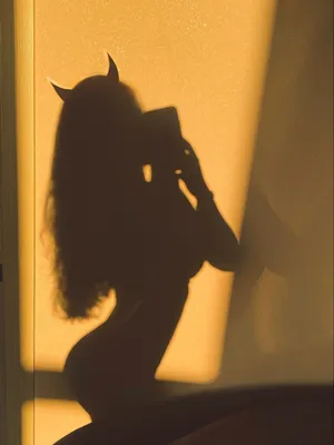Тень девушки 😈 | Human silhouette, Silhouette, Human