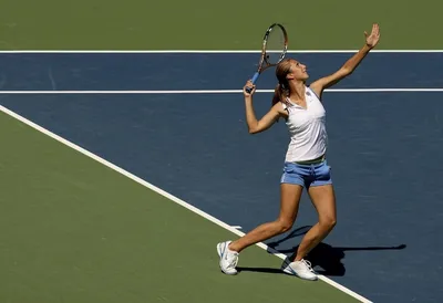 Sportive девушка играет теннис Стоковое Фото - изображение насчитывающей  динамически, мило: 119286816