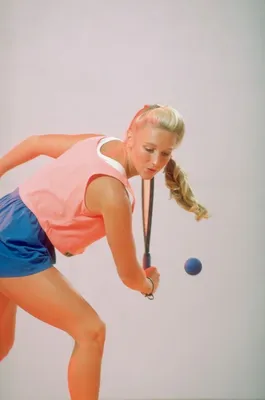Sportive девушка играет теннис Стоковое Фото - изображение насчитывающей  актиния, суд: 119286848