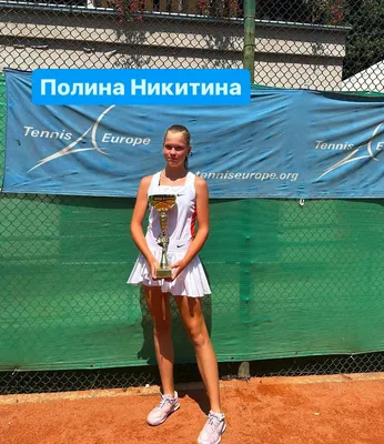 Sportive девушка играет теннис Стоковое Фото - изображение насчитывающей  довольно, мило: 119286742