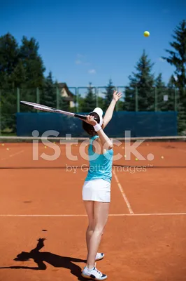 сцена на теннисном корте в которой молодая девушка успешно ловит мяч Фото  Фон И картинка для бесплатной загрузки - Pngtree