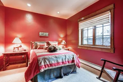 Терракотовый цвет в интерьере спальни - 75 фото