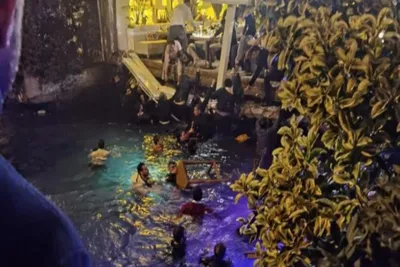 В Стамбуле обрушилась терраса ресторана, посетители оказались в воде-ФОТО