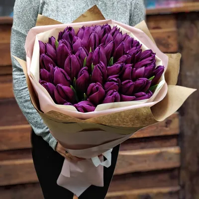 Купить Букет из 49 лиловых тюльпанов | VIAFLOR