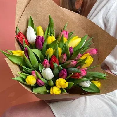 35 разноцветных тюльпанов микс по цене 6125 ₽ - купить в RoseMarkt с  доставкой по Санкт-Петербургу