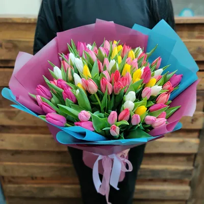 Купить Букет из 75 разноцветных тюльпанов | VIAFLOR